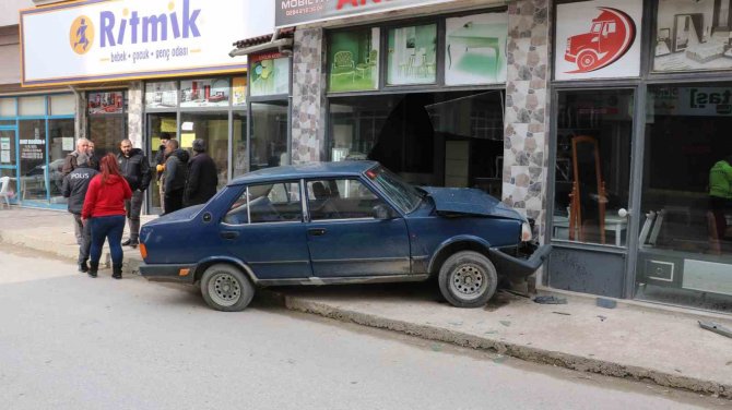 Edirne’de Kontrolden Çıkan Tofaş Şahin Mobilya Dükkanına Daldı