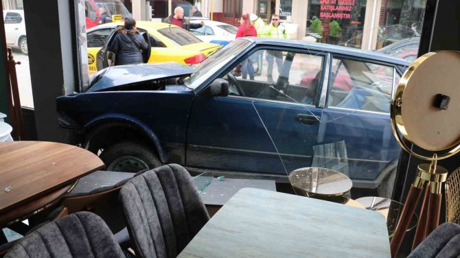 Edirne’de Kontrolden Çıkan Tofaş Şahin Mobilya Dükkanına Daldı