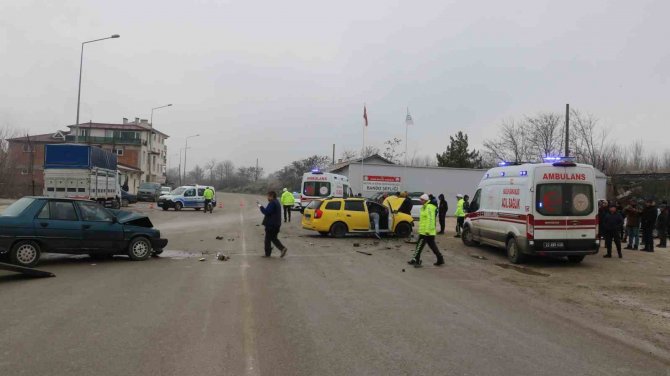 Edirne’de Ticari Taksi İle Otomobilin Çarpışma Anı Kamerada