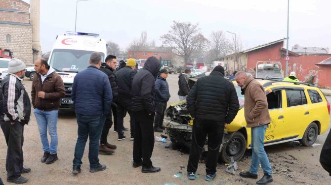 Edirne’de Ticari Taksi İle Otomobilin Çarpışma Anı Kamerada
