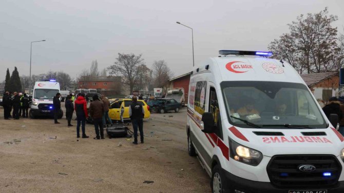 Edirne’de Ticari Taksi İle Otomobilin Çarpışma Anı Kamerada