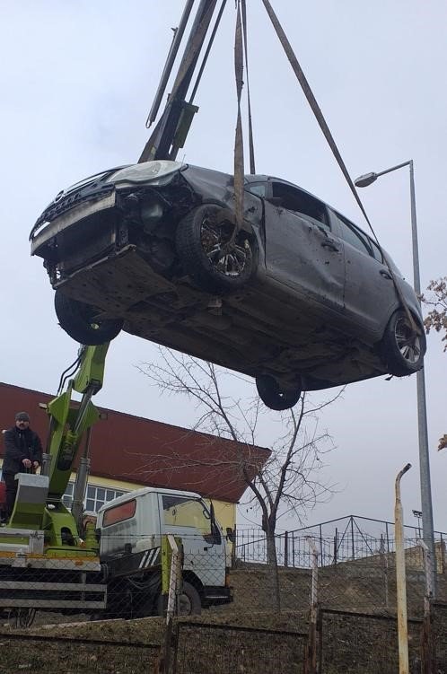 Otomobil Bahçeye Uçtu: 1 Yaralı