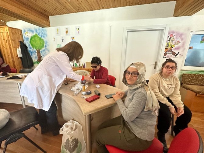 Engelli Bireyler Bu Kafede El Becerilerini Geliştirerek Sosyalleşiyor