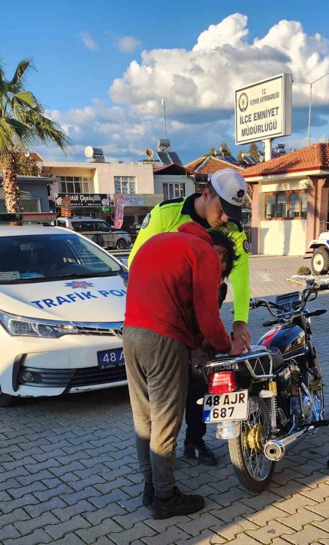 Yatarak Motosiklet Kullanan Sürücü, Polisten Kaçamadı