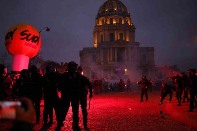 Fransa’da Emeklilik Reformu Protestosuna Gazlı Müdahale: 30 Gözaltı