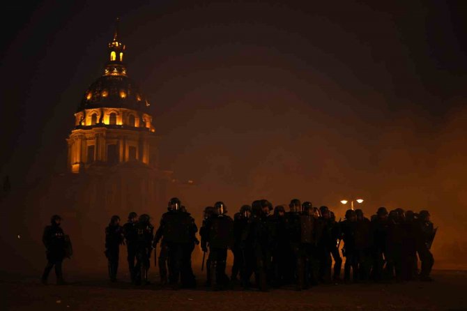 Fransa’da Emeklilik Reformu Protestosuna Gazlı Müdahale: 30 Gözaltı