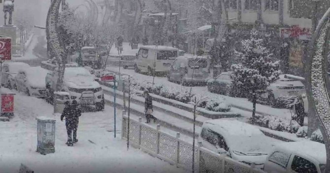 Hakkari’de Lapa Lapa Kar Yağışı: 92 Yerleşim Yerinin Yolu Kapandı