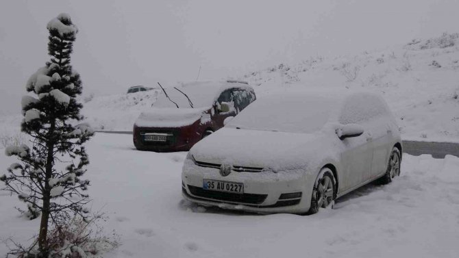Yüksekova’da Kar Yağışı Hayatı Olumsuz Yönde Etkiliyor