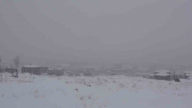 Yüksekova’da Kar Yağışı Hayatı Olumsuz Yönde Etkiliyor