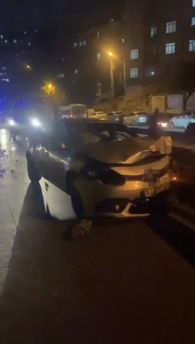 İ̇stanbul’da 14 Yaşındaki Çocuğun Araba Kaçırma Macerası Kazayla Bitti: 3’ü Çocuk 4 Yaralı