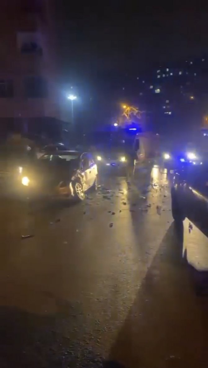 İ̇stanbul’da 14 Yaşındaki Çocuğun Araba Kaçırma Macerası Kazayla Bitti: 3’ü Çocuk 4 Yaralı