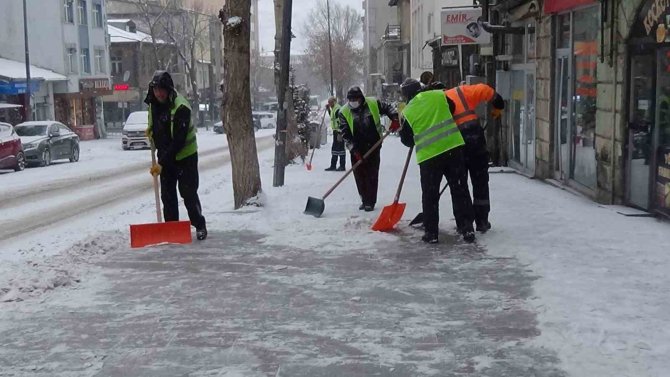 Kars’ta Kar Yağışı Etkili Oluyor