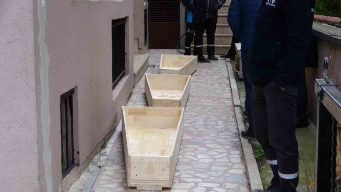 Kartal’da Anne Ve 2 Kızı Evde Ölü Bulundu