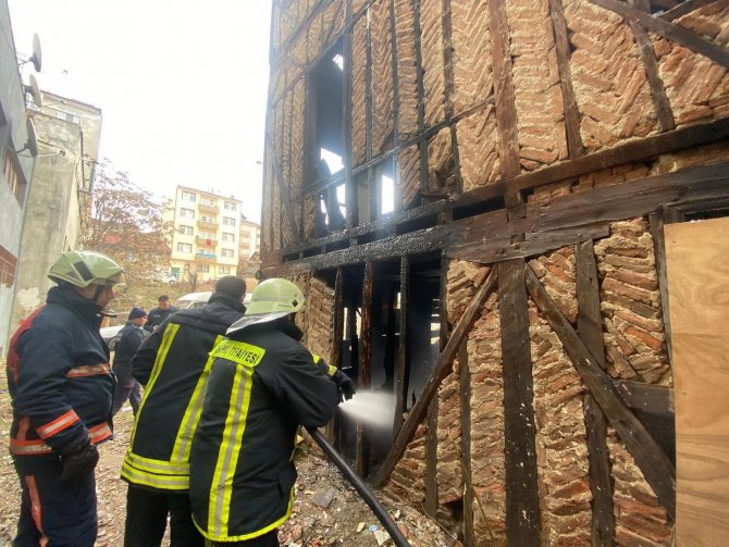 Metruk Binada Çıkan Yangın Söndürüldü