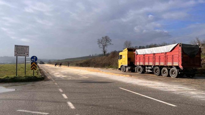 Kamyonun Kapağı Açıldı, Yol Mısırla Kaplandı