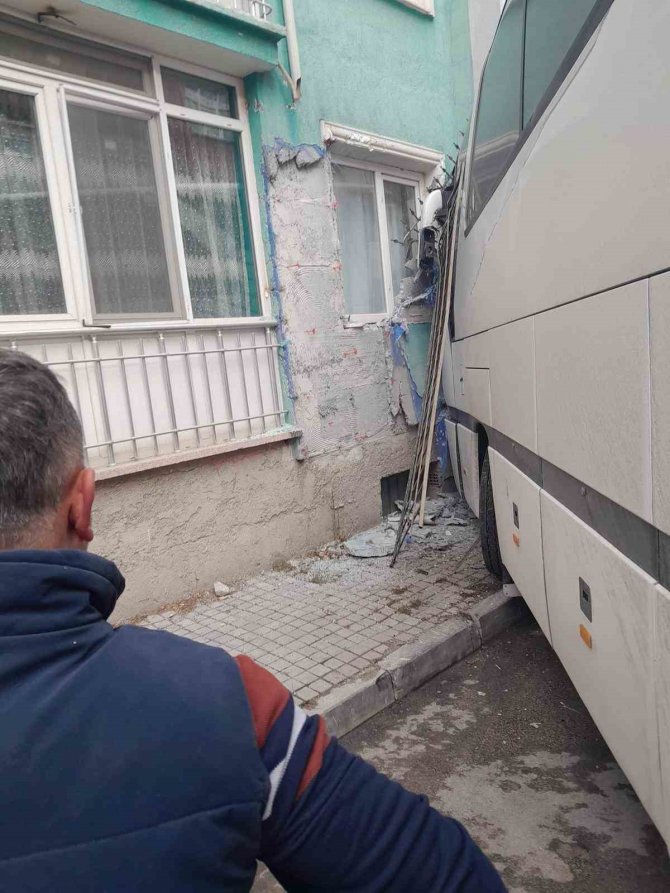 Kütahya’da Freni Boşalan Midibüs Önce Park Halindeki İki Otomobile Sonra Da Bir Apartmanın Duvarına Çarptı