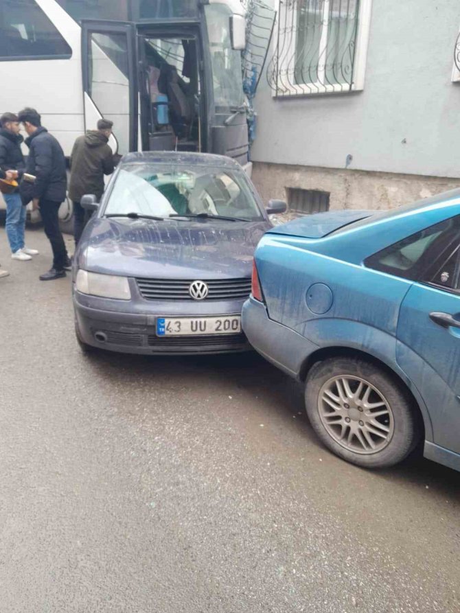 Kütahya’da Freni Boşalan Midibüs Önce Park Halindeki İki Otomobile Sonra Da Bir Apartmanın Duvarına Çarptı