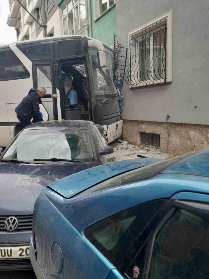 Kütahya’da Freni Boşalan Midibüs Önce Park Halindeki İki Otomobile Sonra Da Bir Apartmanın Duvarına Çarptı