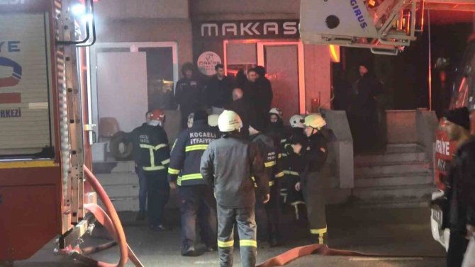 3 Katlı Binanın Deposunda Çıkan Yangında Dumanlar Mahalleyi Sardı
