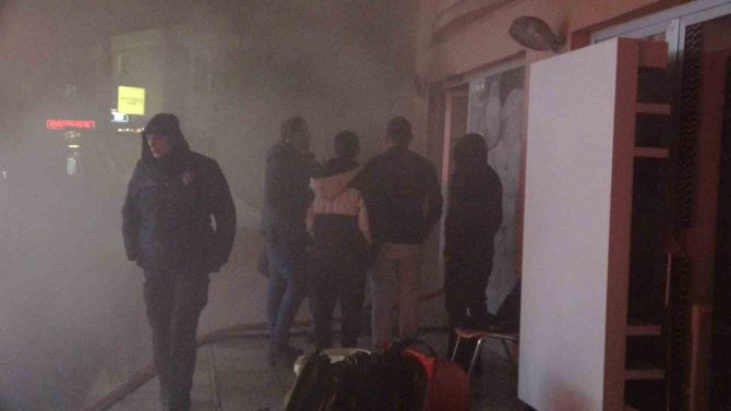 3 Katlı Binanın Deposunda Çıkan Yangında Dumanlar Mahalleyi Sardı
