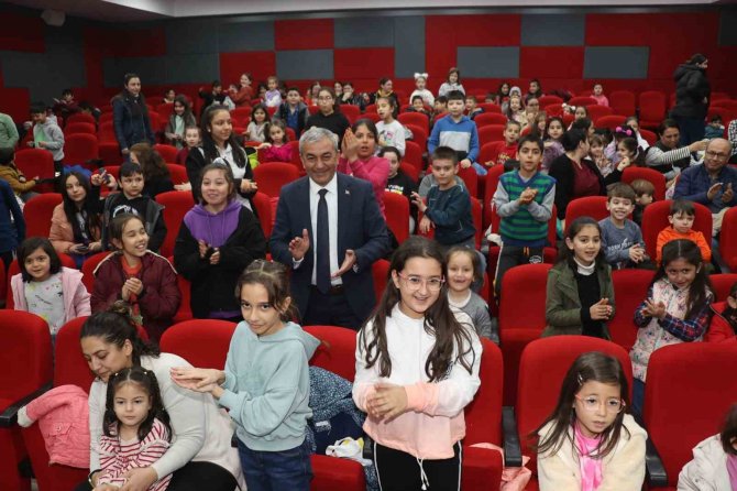 Başkan Kaplan Karne Hediyesi Olarak Öğrencileri Tiyatro İle Buluşturdu