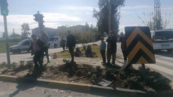 Kırmızı Işık İhlali Yapan Sürücü, Otomobile Yandan Çarptı: 3 Yaralı
