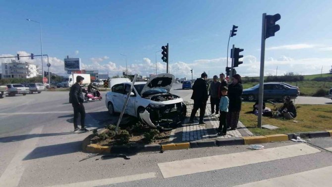 Kırmızı Işık İhlali Yapan Sürücü, Otomobile Yandan Çarptı: 3 Yaralı