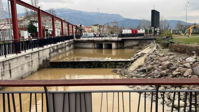 Parktaki Su Kanalına Düşen Çocuk Boğulma Tehlikesi Geçirdi