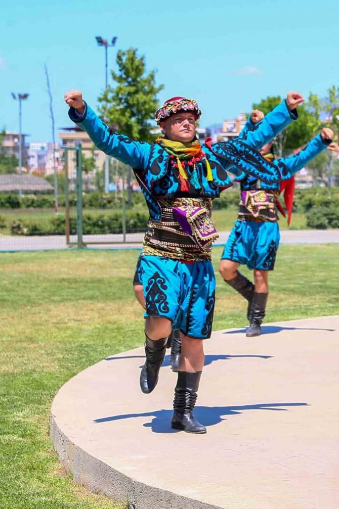 Menemenliler Zeybek Oynayacak, Ustalar Çömlek Yapacak