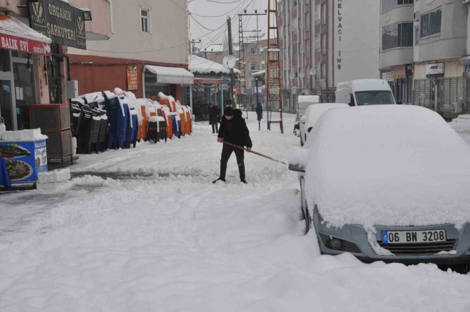 Bulanık’ta Kar Yağışı: 89 Yerleşim Yerinin Yolu Kapandı