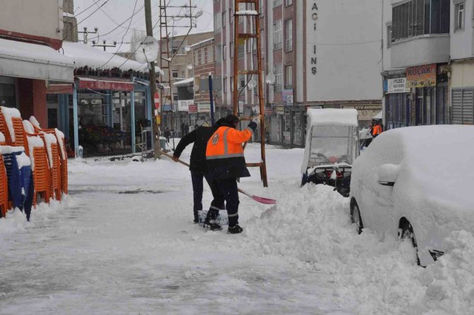 Bulanık’ta Kar Yağışı: 89 Yerleşim Yerinin Yolu Kapandı