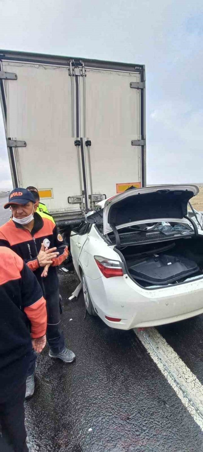 Tıra Arkadan Çarpan Otomobil Sürücüsü Hayatını Kaybetti
