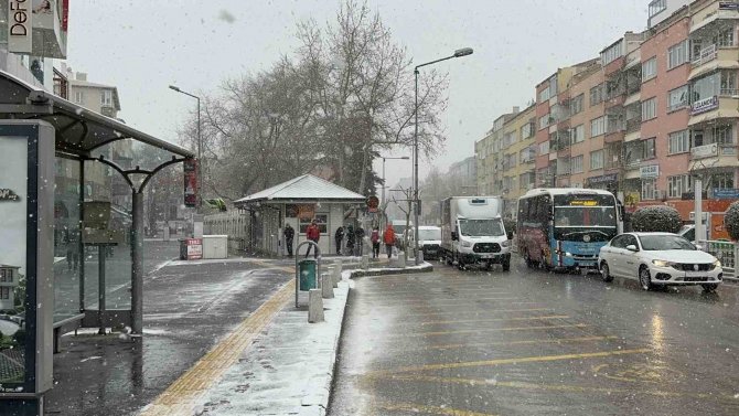 Niğde’de Kar Yağışı Etkili Oluyor