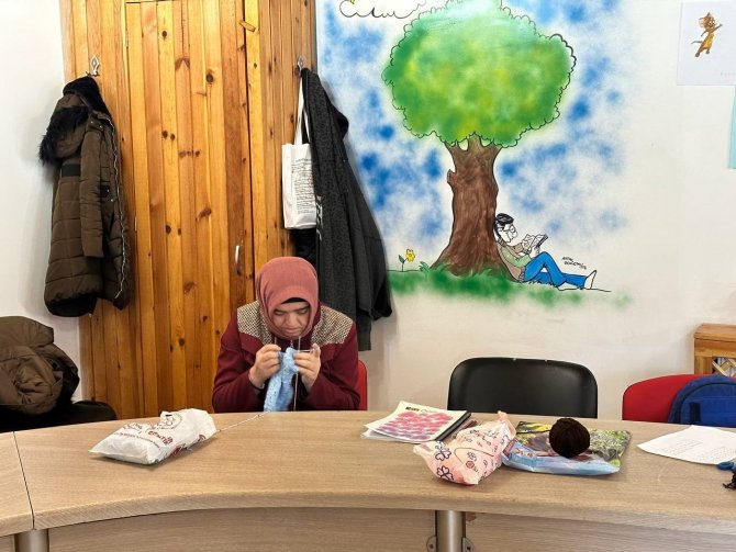 Engelli Bireyler Bu Kafede El Becerilerini Geliştirerek Sosyalleşiyor