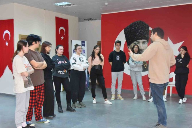 Sanatevi’nde Doğaçlama Tiyatro Eğitimi