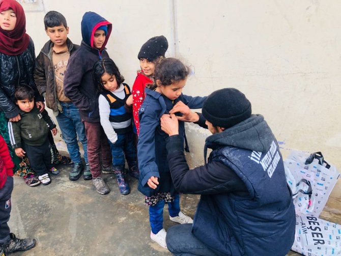 Savaş Mağduru Çocuklara Bot Ve Mont Hediye Edildi