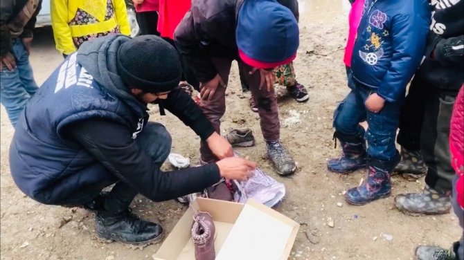 Savaş Mağduru Çocuklara Bot Ve Mont Hediye Edildi