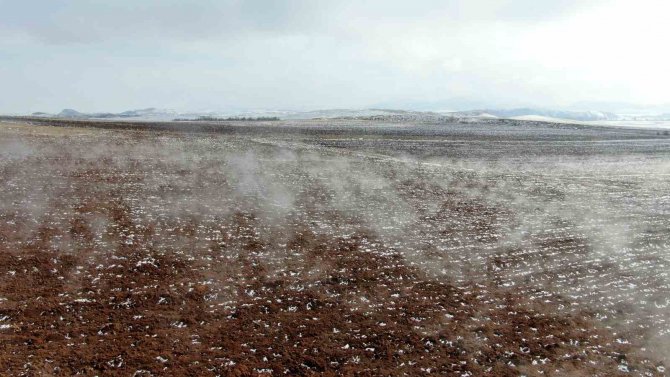 Kar Tutmayan Tarladan Yükselen Su Buharı Merak Konusu Oldu