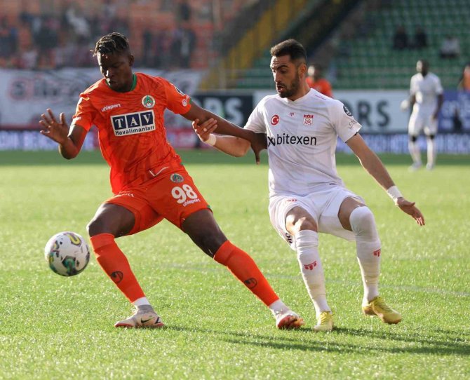 Spor Toto Süper Lig: Corendon Alanyaspor: 0 - Dg Sivasspor: 2 (İ̇lk Yarı)
