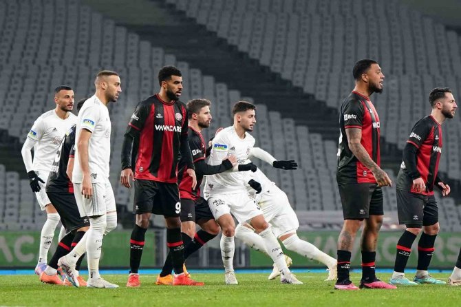Spor Toto Süper Lig: Fatih Karagümrük: 1 - Beşiktaş: 1 (Maç Sonucu)