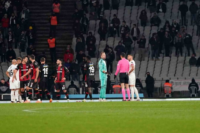 Spor Toto Süper Lig: Fatih Karagümrük: 0 - Beşiktaş: 1 (İ̇lk Yarı)