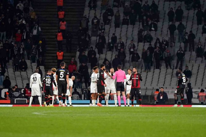 Spor Toto Süper Lig: Fatih Karagümrük: 0 - Beşiktaş: 1 (İ̇lk Yarı)