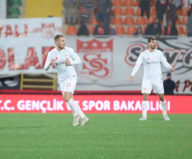 Sivasspor’un Yeni Transferleri Caicedo İle Saiz İlk Resmi Maçına Çıktı