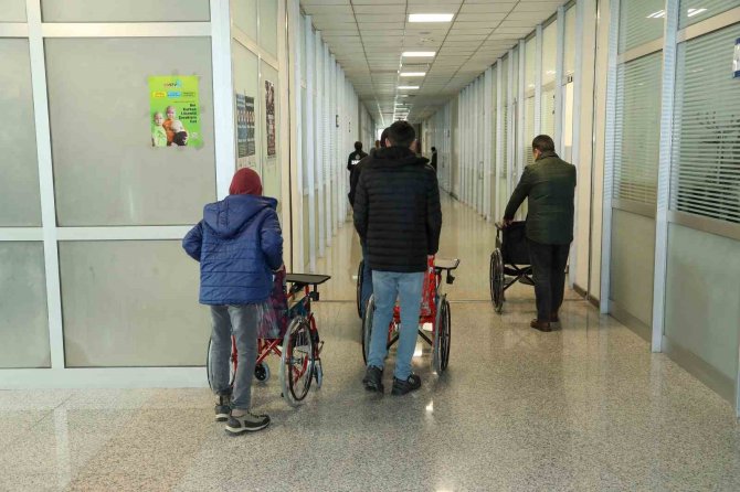 Van Büyükşehir Belediyesinden 12 Vatandaşa Tekerlekli Sandalye