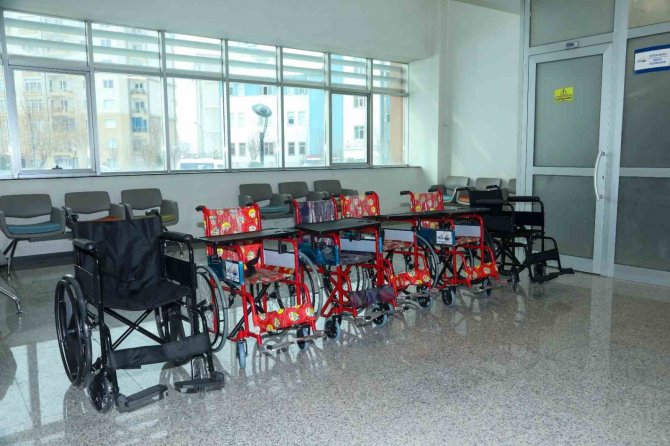 Van Büyükşehir Belediyesinden 12 Vatandaşa Tekerlekli Sandalye