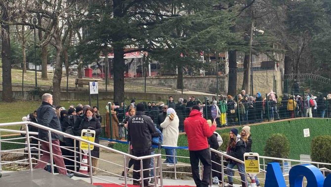 Tatili Uludağ’da Geçirmek İsteyen Vatandaşlar, Teleferikte Metrelerce Kuyruk Oluşturdu