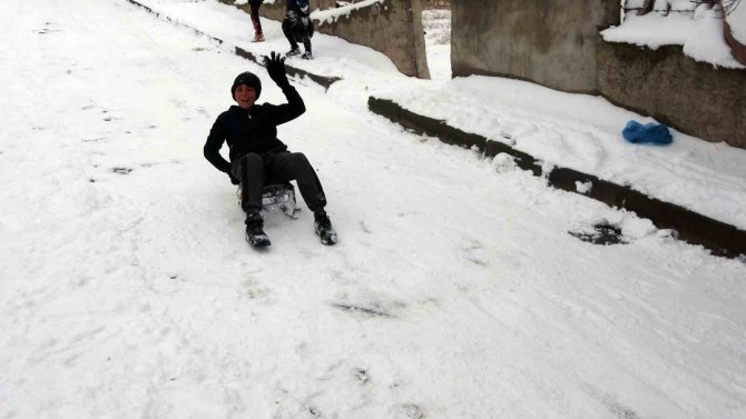 Yozgat’ta Karın Keyfini Çocuklar Kızakla Kayarak Çıkardı