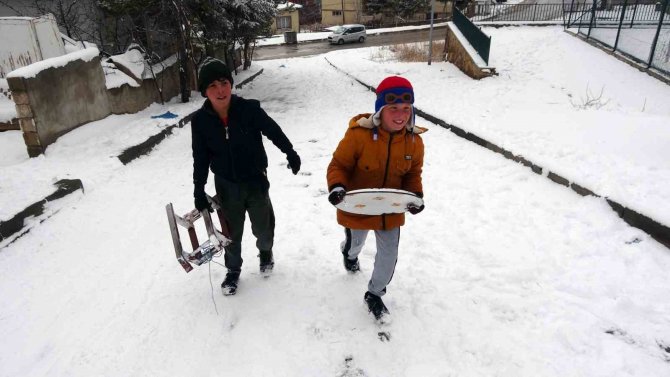 Yozgat’ta Karın Keyfini Çocuklar Kızakla Kayarak Çıkardı