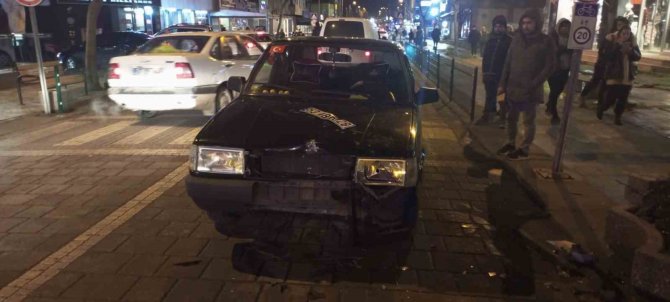 Otomobil İle Motosikletli Kurye Çarpıştı: 1 Yaralı