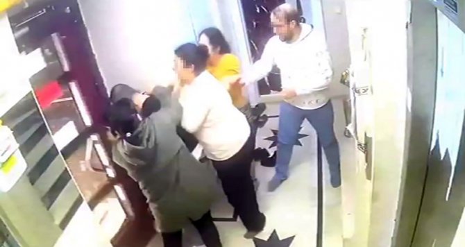 İ̇nternetten Tanıştığı Engelli Gencin Evine Gitti, Aileye Yakalanınca Yarı Çıplak Halde Kaçtı